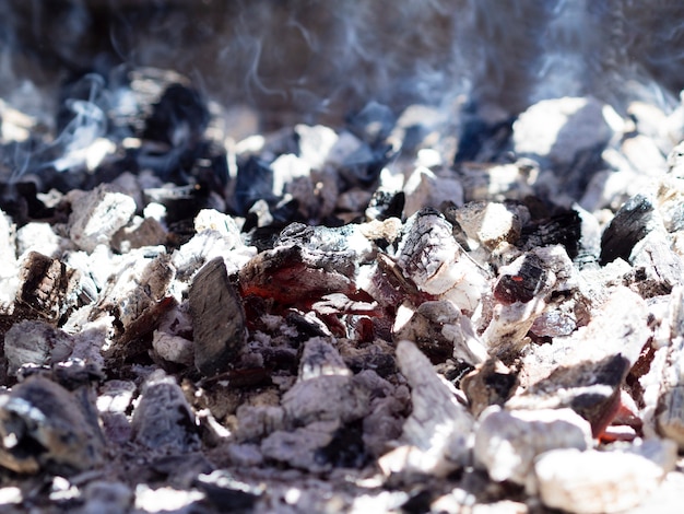 Carbones ardientes cubiertos de ceniza