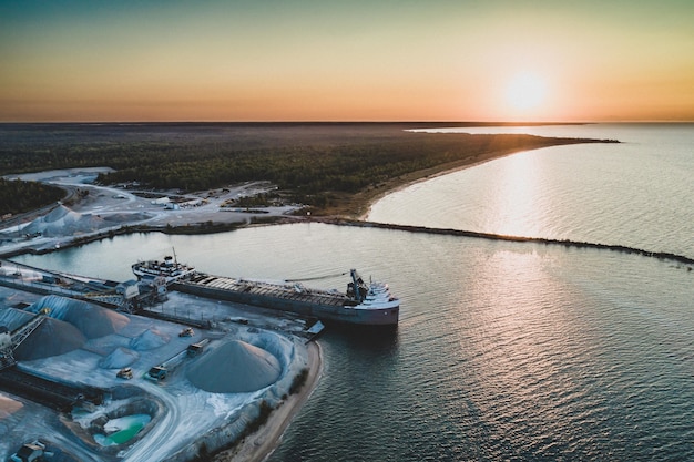 Foto gratuita carga de barco en el río.