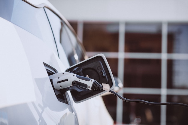 Carga de coche eléctrico en la gasolinera eléctrica.