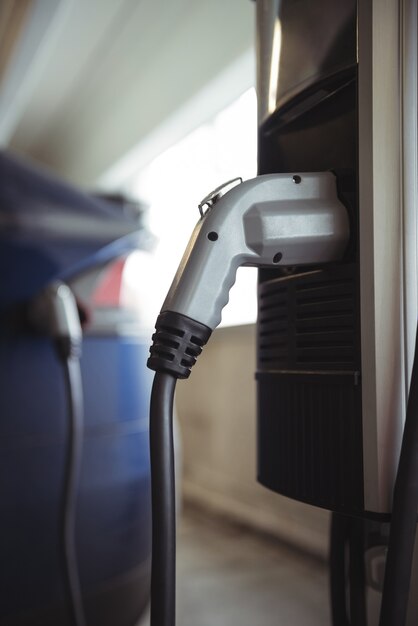 Cargador de coche en la estación de carga de vehículos eléctricos