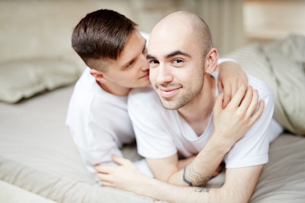 Foto gratuita cariño de los hombres