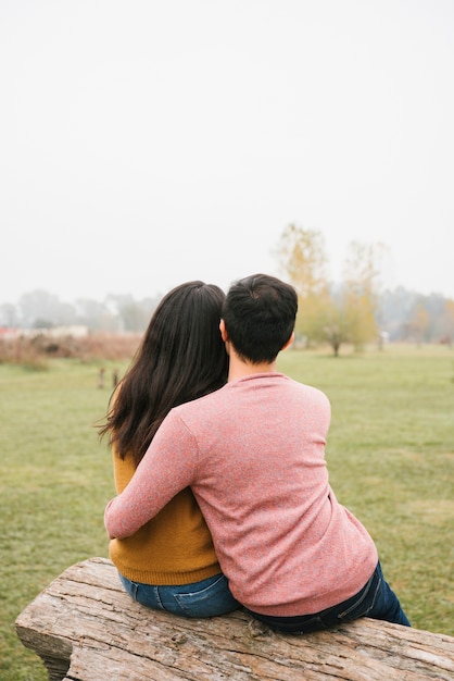 Cariñosa pareja abrazándose en el parque