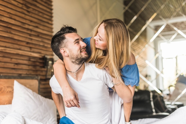 Cariñosa pareja se aman