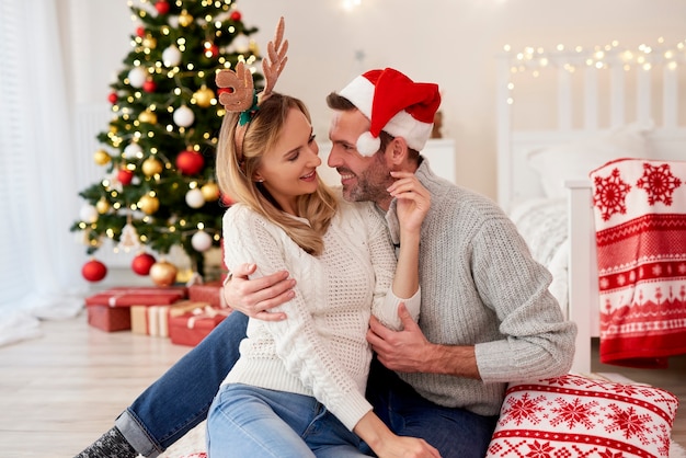 Cariñosa pareja coqueteando en Navidad