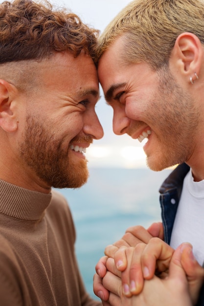 Foto gratuita cariñosa pareja gay pasar tiempo juntos en la playa