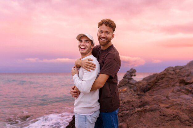 Cariñosa pareja gay pasar tiempo juntos en la playa