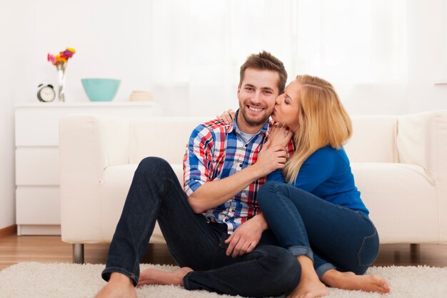 Cariñosa pareja pasar tiempo juntos en casa