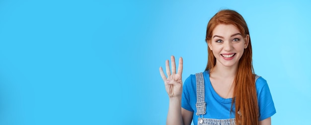 Foto gratuita cariñosa roja despreocupada mujer de compras espectáculo cuatro dedos número cuatro sonriente afortunado optimista divertido po