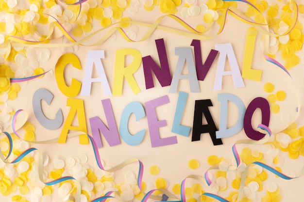 Carnaval cancelado con confeti plano.