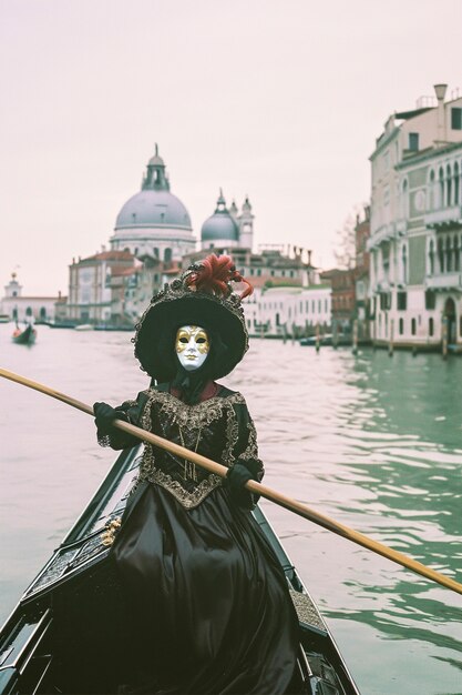 Carnaval de Venecia con personas que llevan trajes tradicionales con máscaras