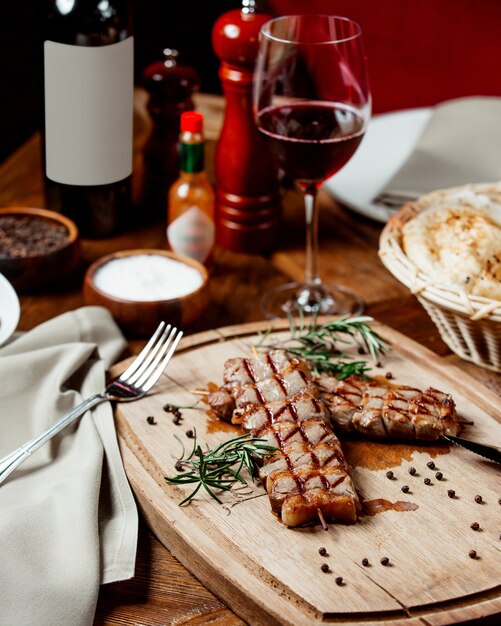 Carne asada con copa de vino.