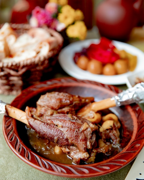 Foto gratuita carne asada en olla servida con encurtidos