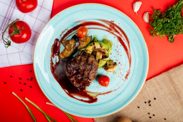 Carne asada con salsa de barbacoa y verduras.