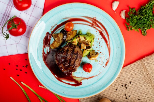 Carne asada con salsa de barbacoa y verduras.