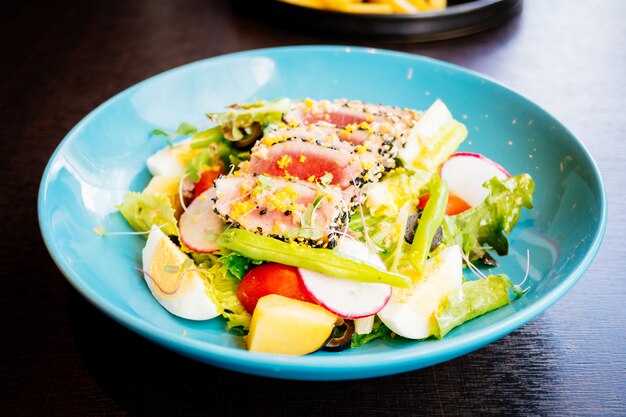 Carne de atún cruda y fresca con sésamo y ensalada.