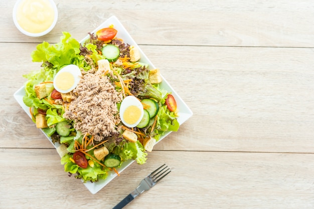 Carne De Atún Y Huevos Con Ensalada De Verduras Frescas.