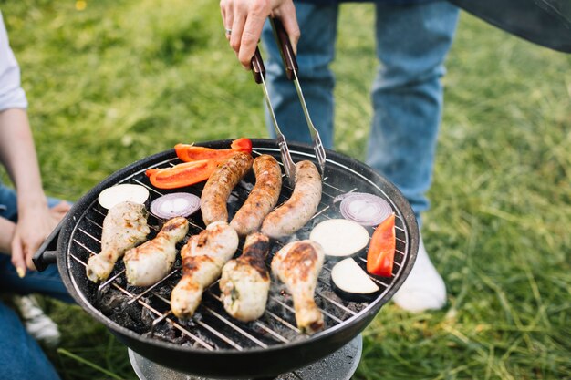 Carne en barbacoa en la naturaleza