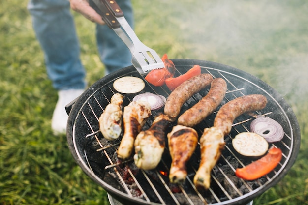 Carne en barbacoa en la naturaleza