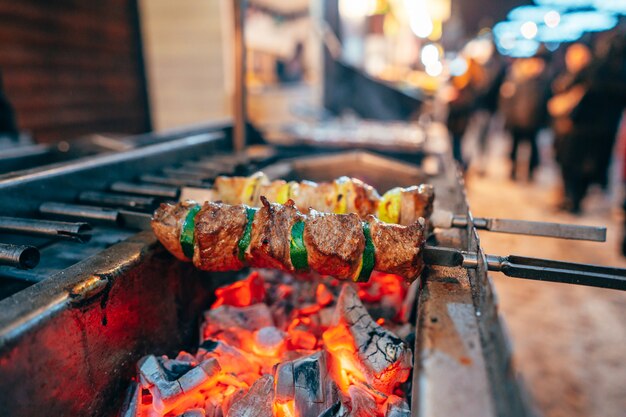 La carne y el calabacín se alternan en una brocheta