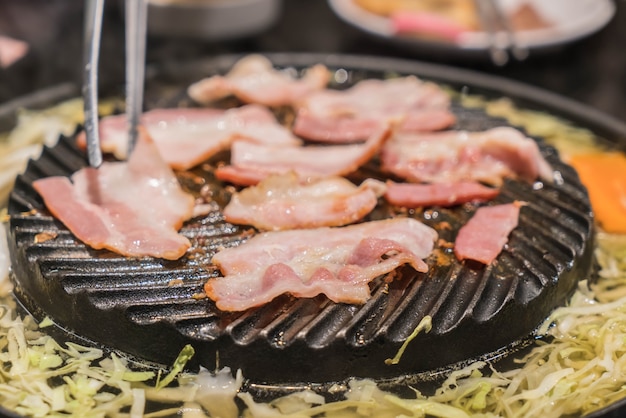 carne de cerdo cortada a la parrilla en la sartén