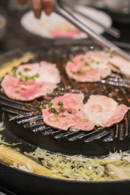 carne de cerdo cortada a la parrilla en la sartén