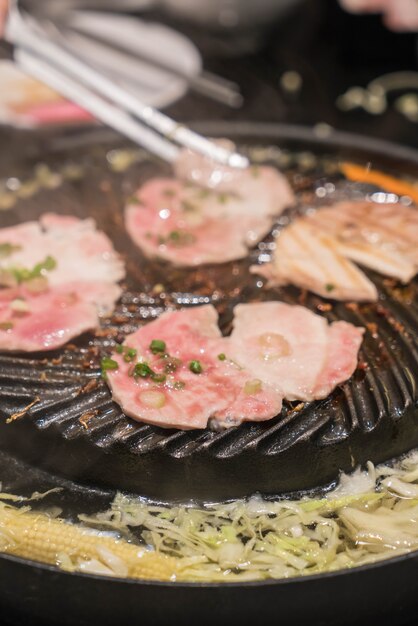 carne de cerdo cortada a la parrilla en la sartén