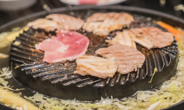 carne de cerdo cortada a la parrilla en la sartén