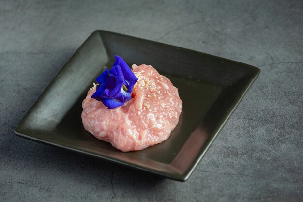 Carne de cerdo molida cruda para el menú de shabu de olla caliente
