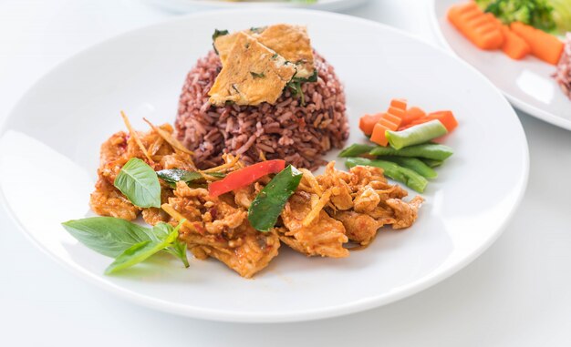 Carne de cerdo panning curry con arroz de baya y tortilla