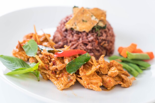 Carne de cerdo panning curry con arroz de baya y tortilla