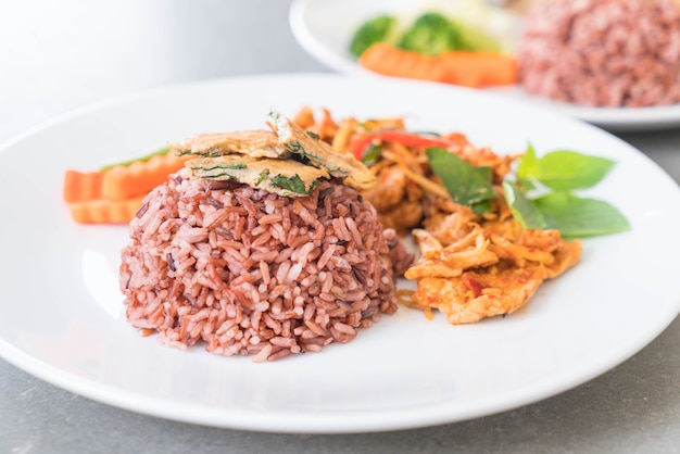 Carne de cerdo panning curry con arroz de baya y tortilla