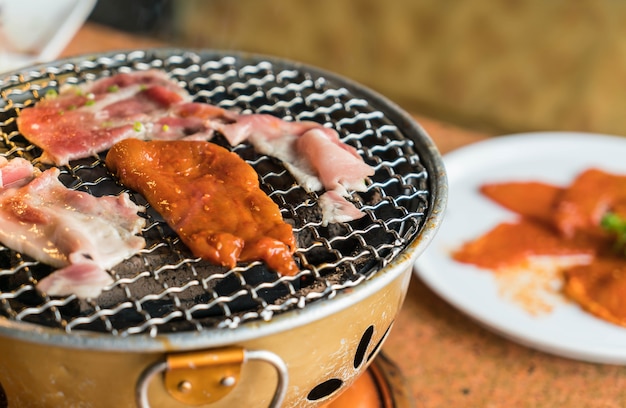 Carne de cerdo en parrilla de carbón