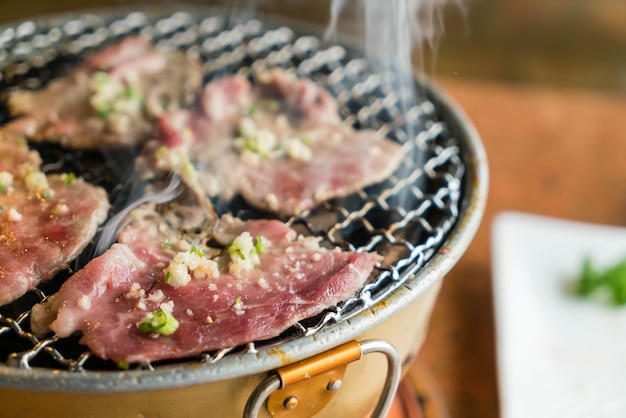 Carne de cerdo en parrilla de carbón