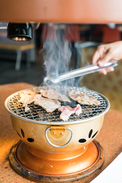 Foto gratuita carne de cerdo en parrilla de carbón