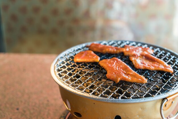 Carne de cerdo en parrilla de carbón