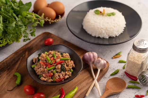 Carne de cerdo picada picante y arroz en un plato negro.