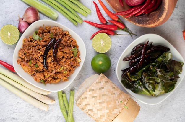 Foto gratuita carne de cerdo picada picante en un plato blanco.