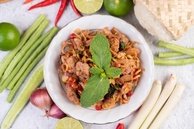 Carne de cerdo picada picante en un plato blanco.