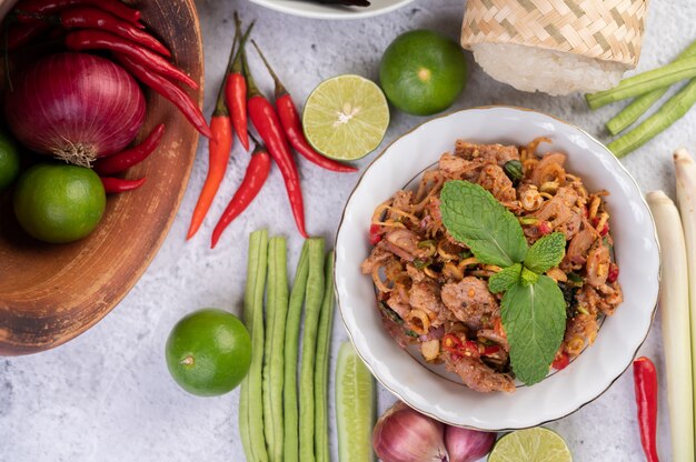 Carne de cerdo picada picante en un plato blanco.