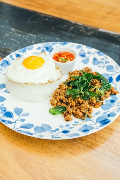 Carne De Cerdo Picante Con Arroz Y Hojas De Albahaca