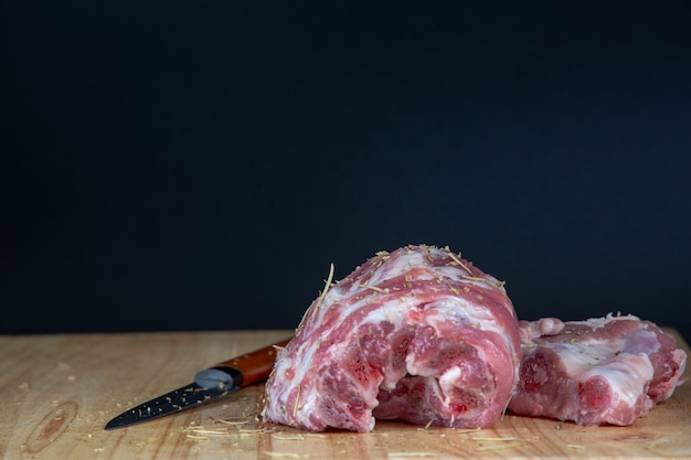 Carne de cerdo en una tabla de cortar de madera