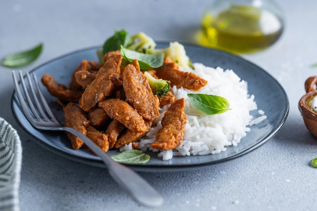 Foto gratuita carne cocida con arroz en un plato sobre fondo gris primer plano