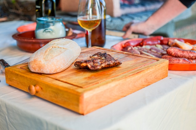 Foto gratuita carne cocida con masa en la tabla de cortar de madera