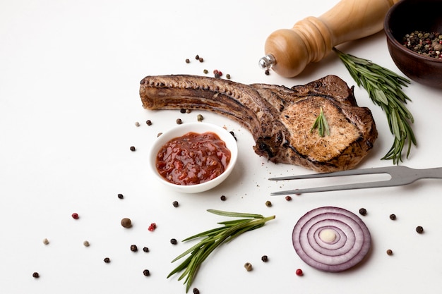 Carne cocida con salsa en el escritorio