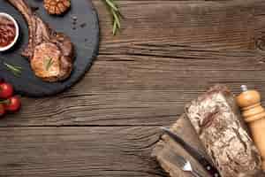 Foto gratuita carne cocida con salsa sobre tabla de madera con espacio de copia
