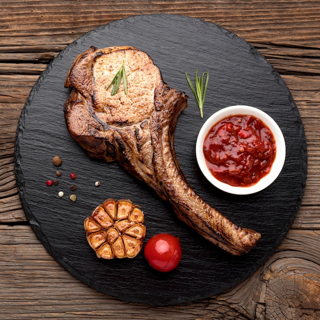 Carne cocida con salsa sobre tabla de madera