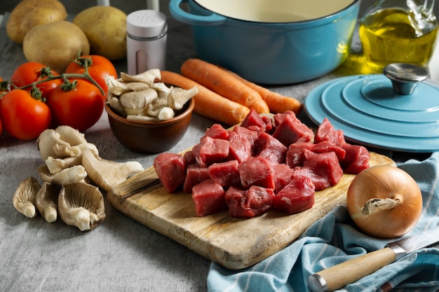 Carne cruda en ángulo alto de tablero de madera