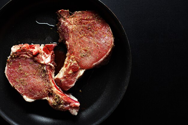 Carne cruda de cerdo con especias en sartén