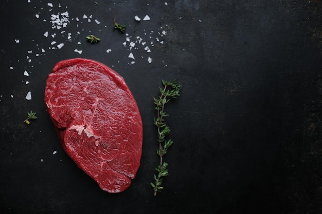 Carne cruda con especias y hierbas en la mesa