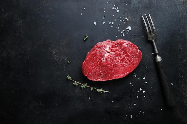 Carne cruda con especias y hierbas en la mesa